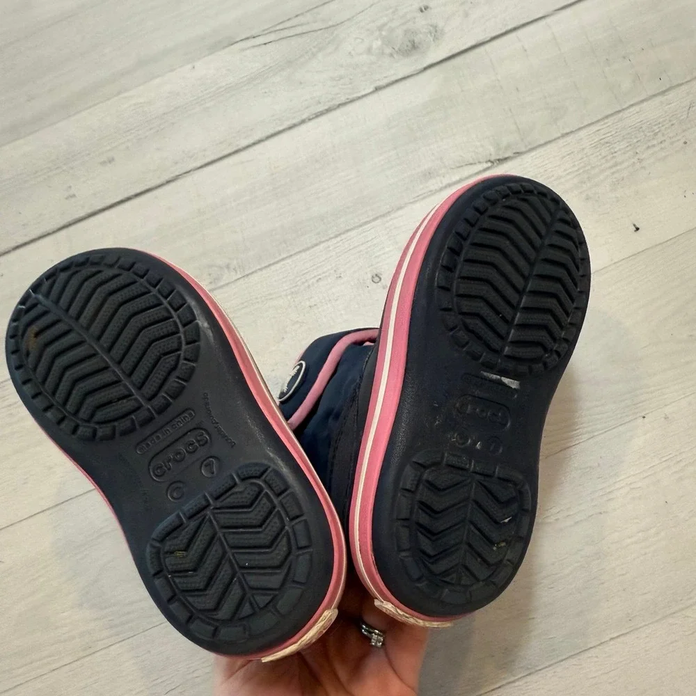 Crocs girls navy blue pink snow boots‎ child size 7